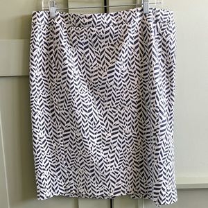 Structured skirt by Loft with a lovely gray and cream pattern. Size 14.